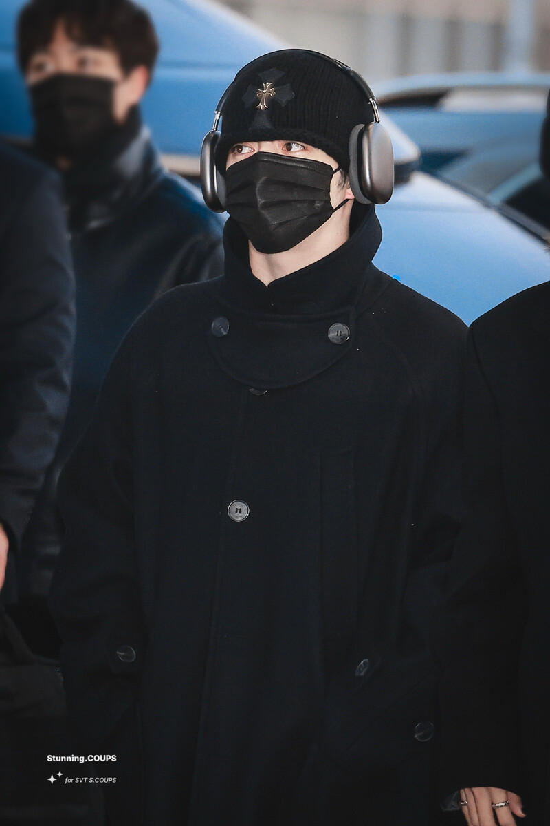 250103 SEVENTEEN S.Coups at Incheon International Airport documents 6