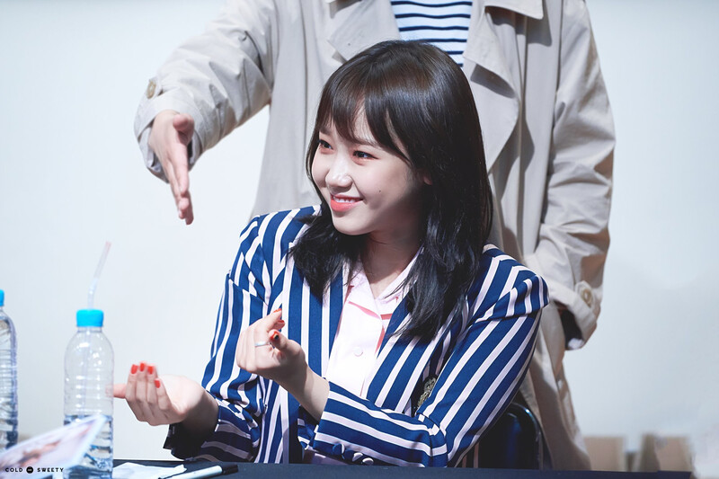 180401 Weki Meki Yoojung at Songpa 'Lucky' Fansign documents 2