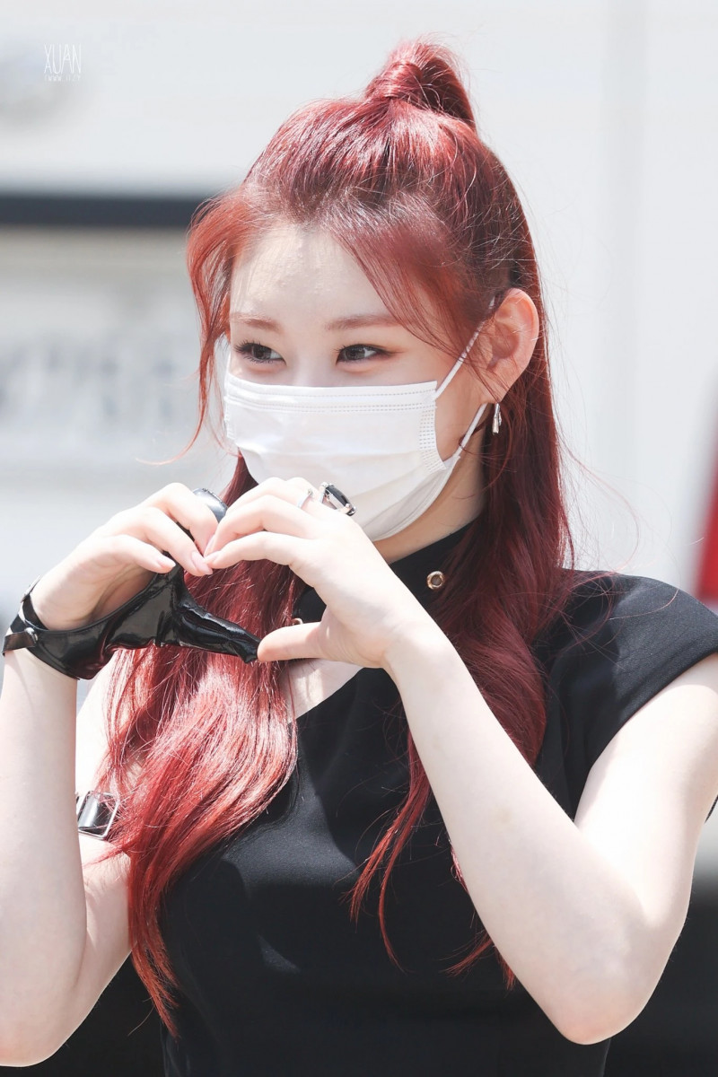210512 ITZY Chaeryeong - On the way to Show Champion documents 4