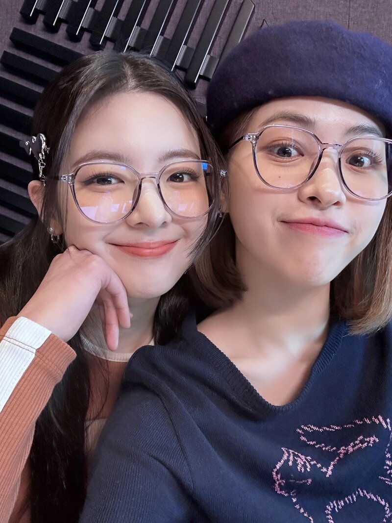 230519 ITZY Twitter Update - Ryujin and Lis documents 1