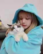 BLACKPINK Lisa with her cat