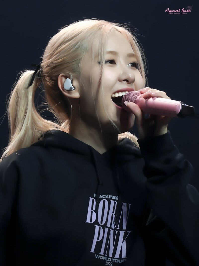 221130 BLACKPINK Rosé - 'BORN PINK' Concert in London Day 1 documents 2