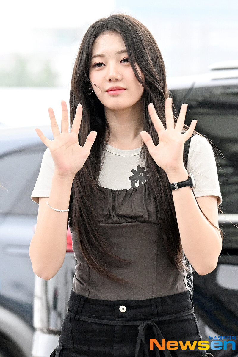 240622 BABYMONSTER Rora at Incheon International Airport documents 1