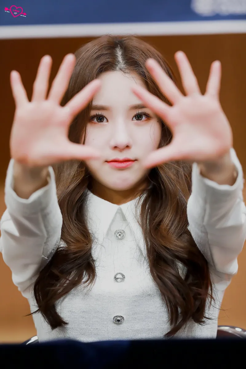 Jeon_HeeJin_com-1226804426179923968-EQZ7trrVAAEtqQR.jpg