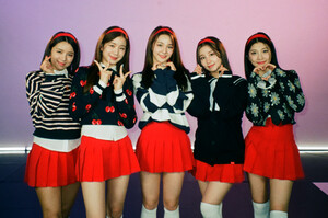 210131 M2MPD twitter update with WOOAH - Relay Dance