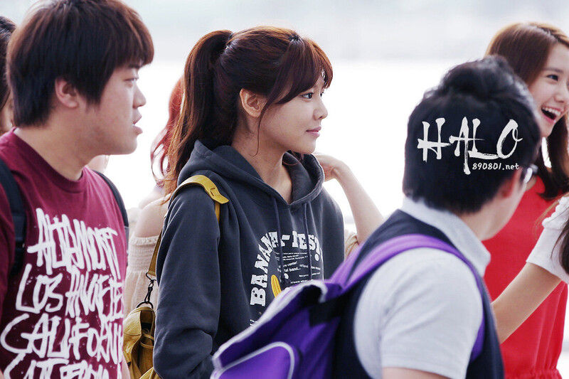 120609 Girls' Generation Sooyoung at Incheon Airport documents 1