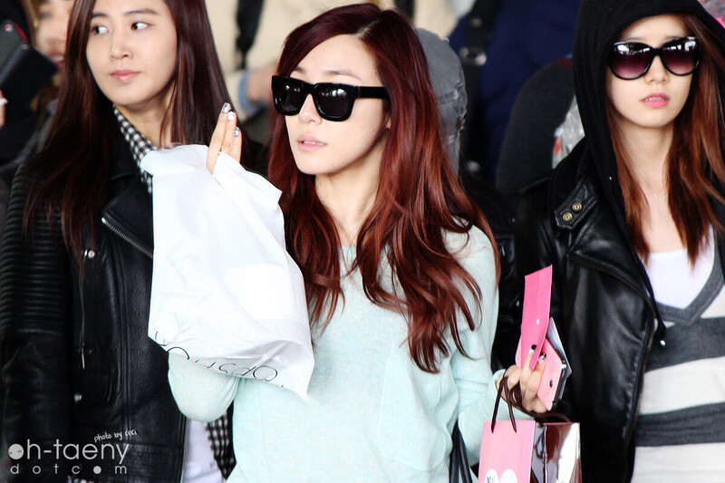 130311 Girls' Generation Tiffany at Incheon Airport documents 2