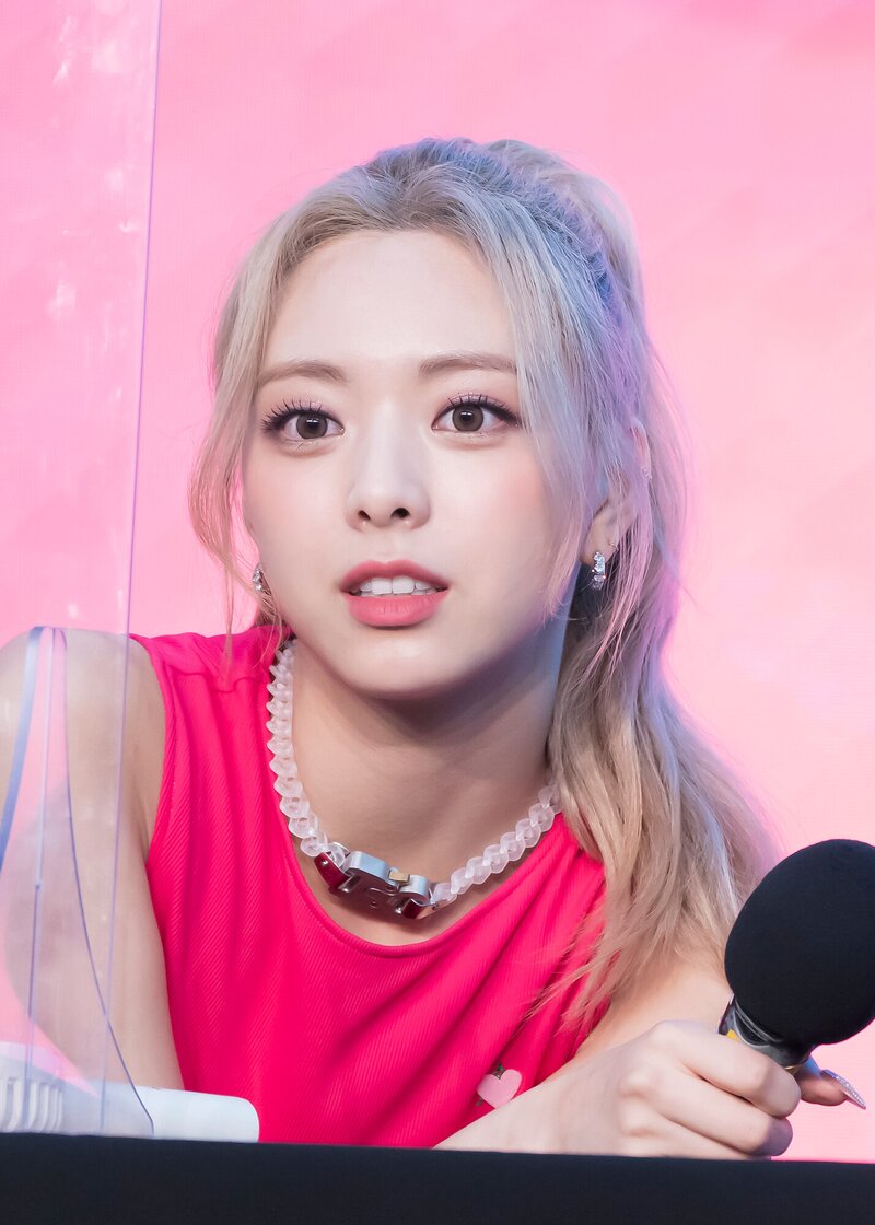 220723 ITZY Yuna - Fansign Event documents 2