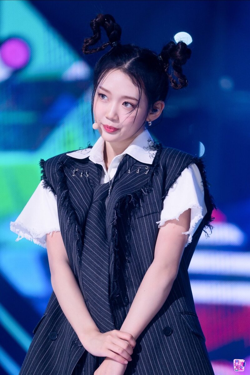 221109 Acid Angel From Asia at SBS Inkigayo documents 9
