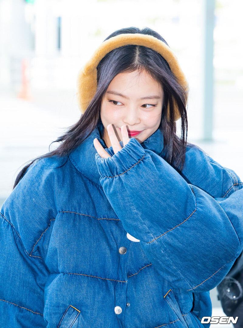 241110 JENNIE at Incheon Airport documents 3