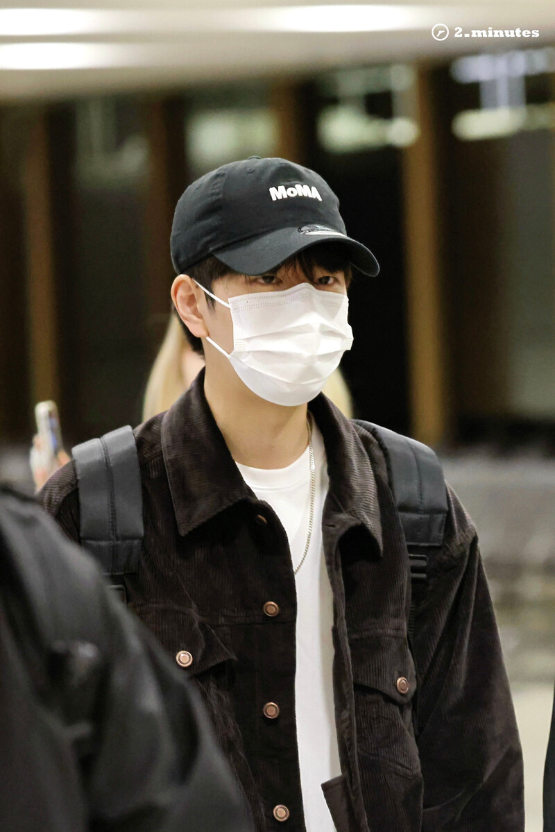 241110 SEUNGMIN at Gimpo Airport documents 3