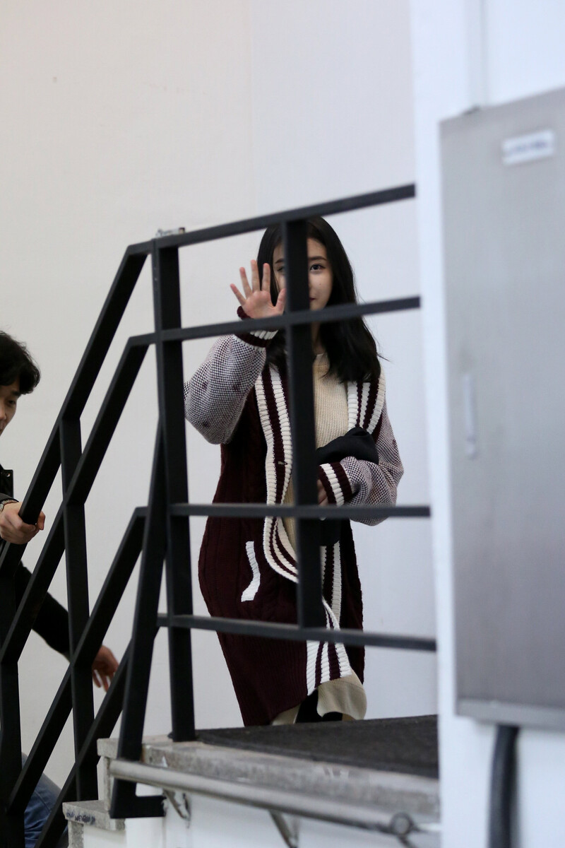 141119 Sbenu Blog - IU Photoshoot Behind documents 14