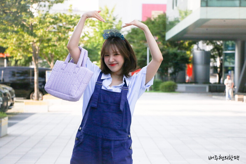 220817 Red Velvet Wendy on her arrival at Youngstreet documents 8