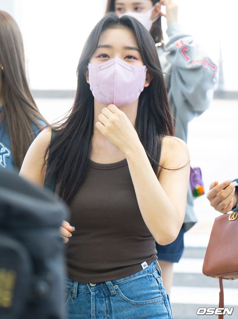220817 STAYC Sumin at Incheon International Airport departing for KCON USA Tour documents 26
