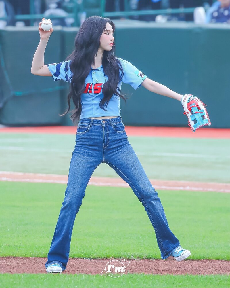 240609 - KARINA First Pitch for Lotte Giants at Sajik Stadium in Busan documents 2