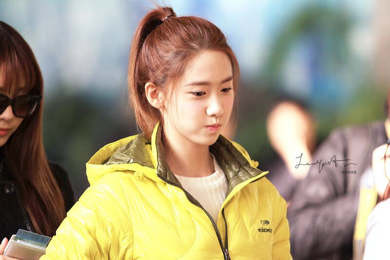 130204 Girls' Generation YoonA at Gimpo Airport documents 3