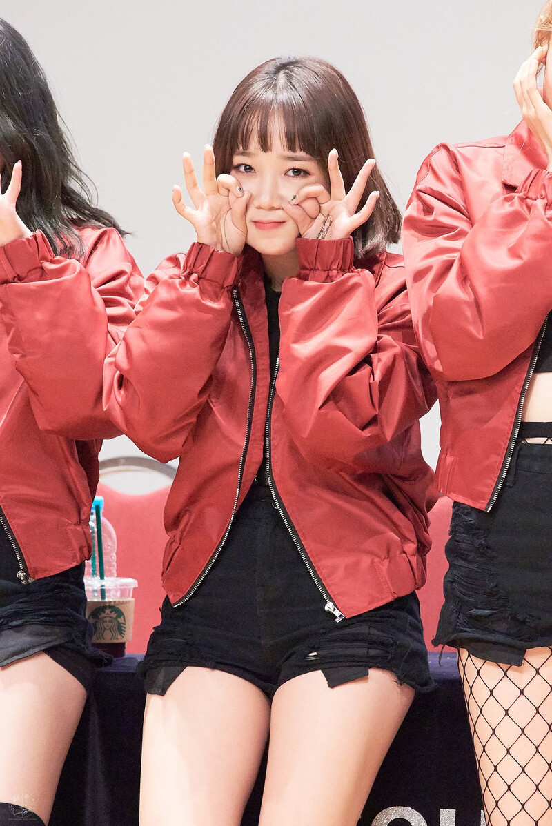 181021 Weki Meki Yoojung at 'KISS, KICKS' Youngdeungpo Fansign documents 1