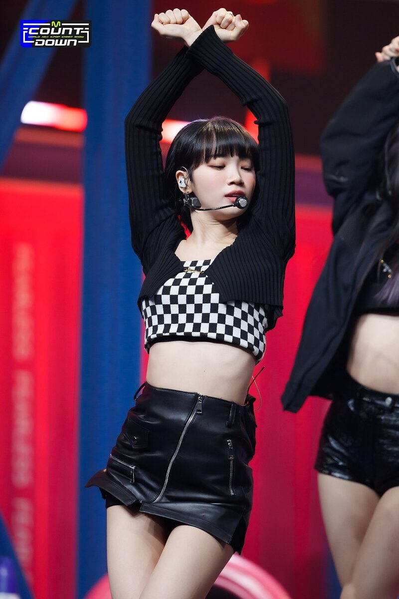 220505 LE SSERAFIM's Chaewon - 'Fearless' and 'Blue Flame' at M Countdown documents 7