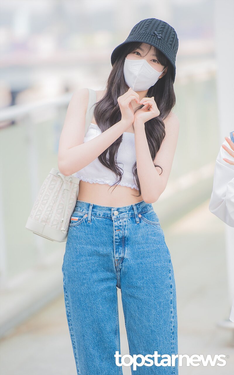 220520 STAYC's Yoon at Incheon International Airport for KCON USA 2022 documents 15