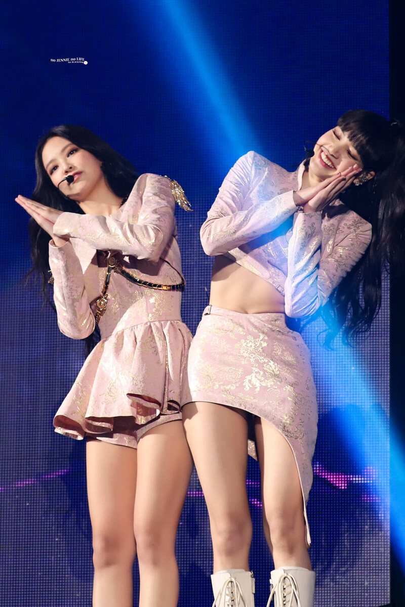 221015 BLACKPINK Jennie & Lisa - 'BORN PINK' Concert in Seoul Day 1 documents 4