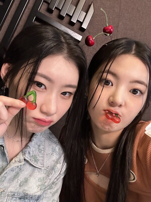 230602 ITZY Twitter Update - Chaeryeong and Lia