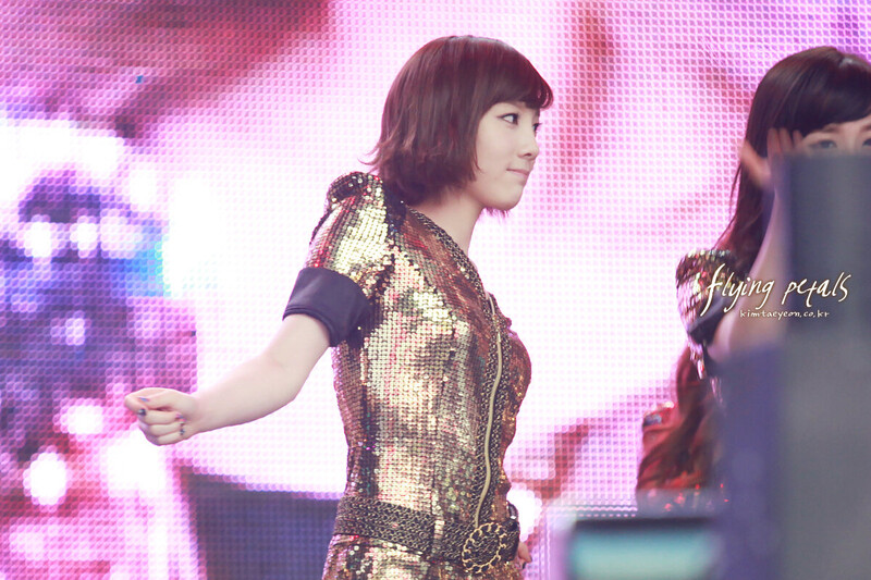 110417 Girls' Generation Taeyeon at Lotte World Angel Price Music Festival documents 2