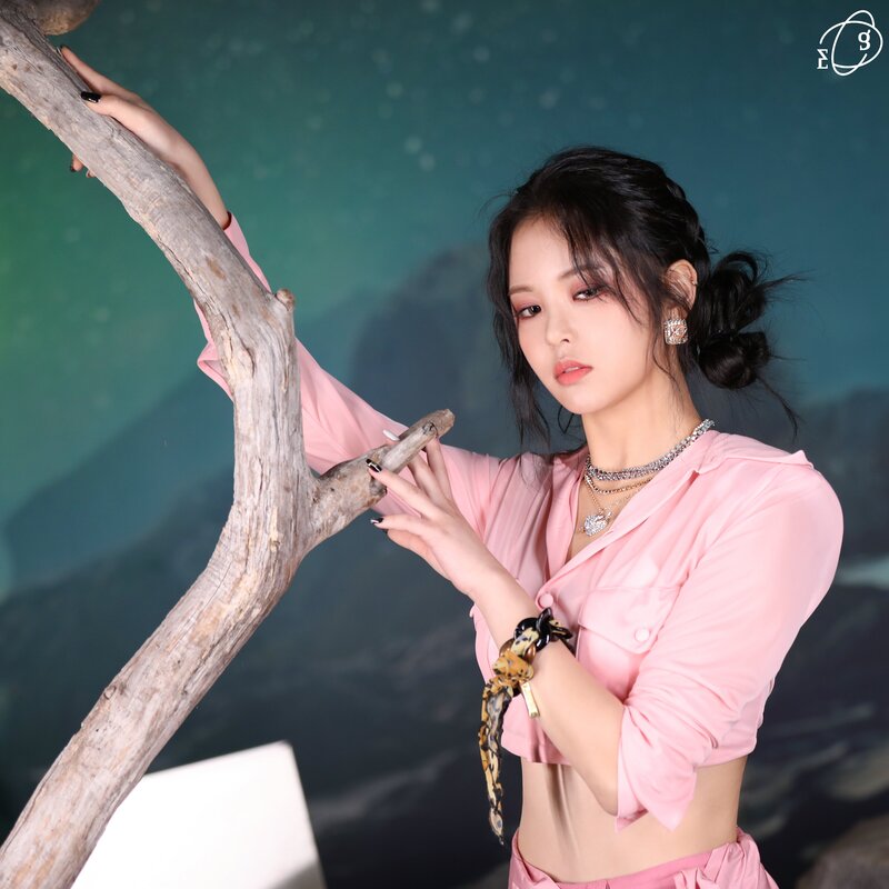 220112 Yuehua Naver Post - EVERGLOW 'Return of the Girl' Jacket Shoot Behind documents 14