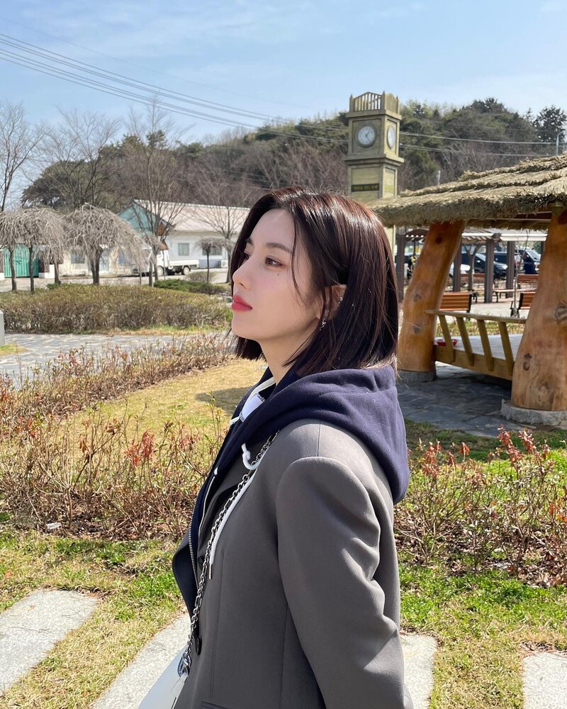 220530 Kwon Eunbi Instagram Update - Eunbi and Hyewon documents 6