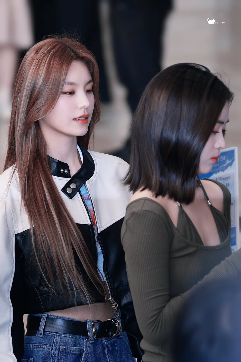 230513 ITZY Yeji at Gimpo International Airport documents 7