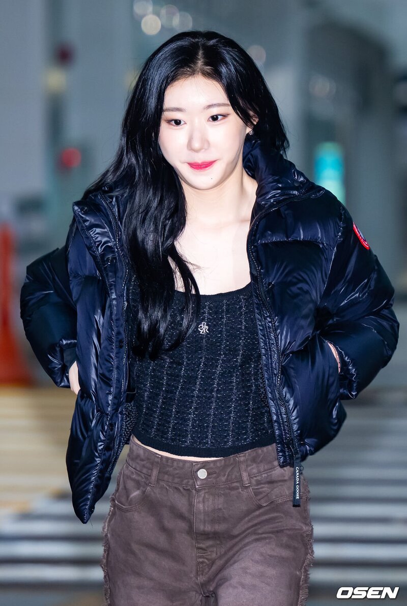 231103 ITZY Chaeryeong at Incheon International Airport documents 3