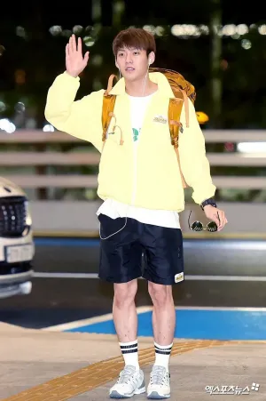 Minhyuk otw Law of the Jungle in Indian Ocean filming