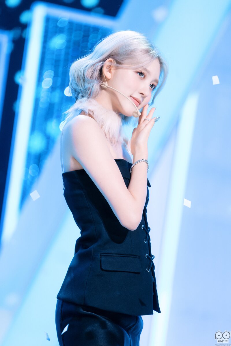 220828 IVE Gaeul - 'After Like' at Inkigayo documents 2