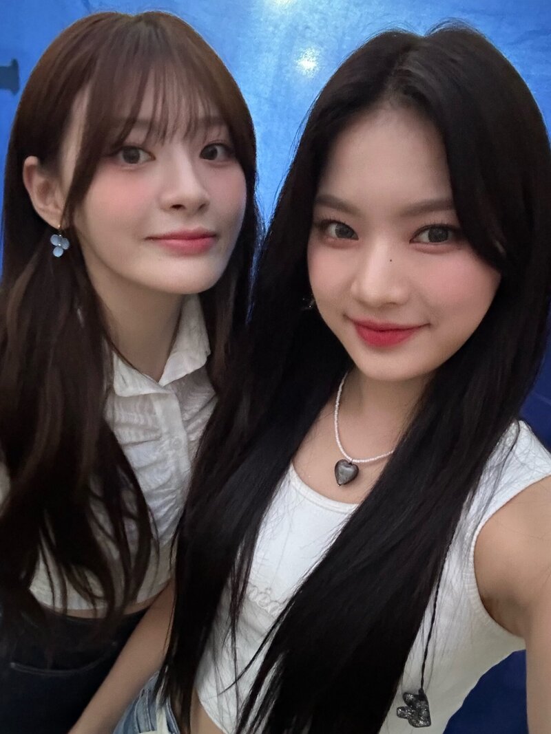 230922 STAYC Isa Twitter Update with Seeun | kpopping