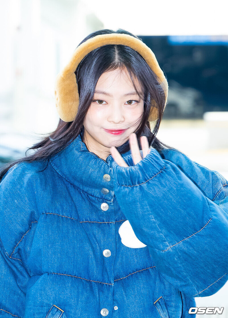 241110 JENNIE at Incheon Airport documents 1