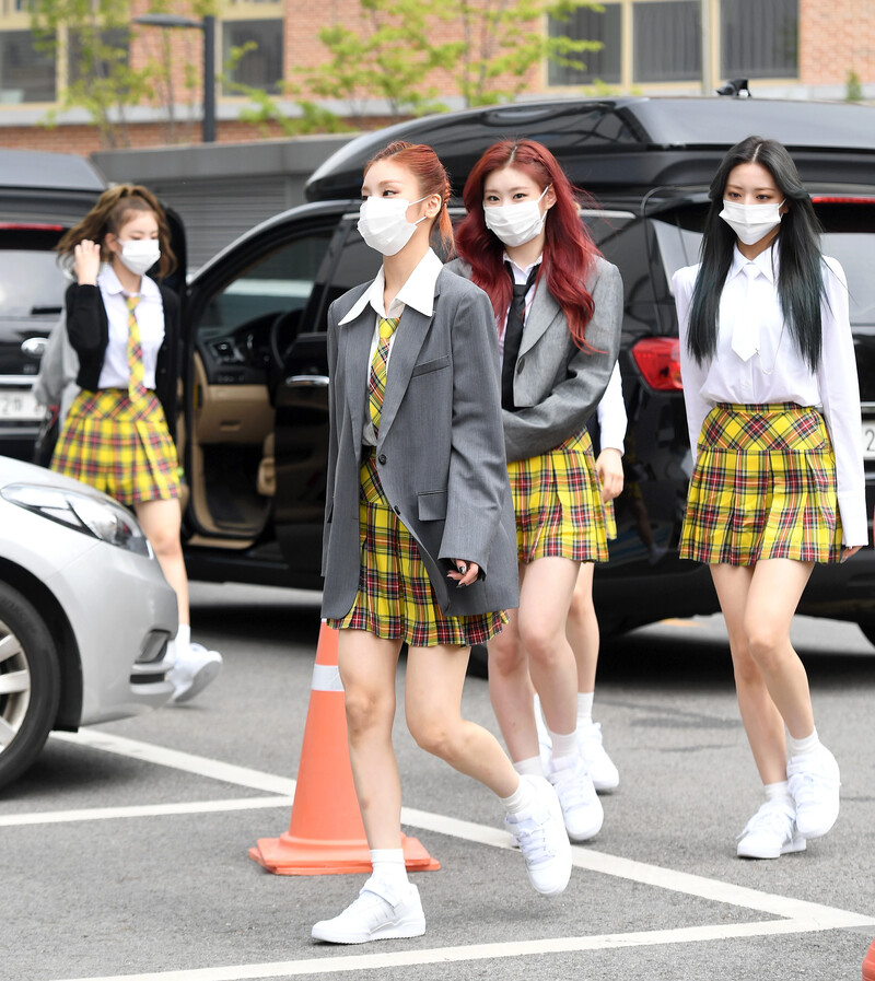 210422 ITZY on their way to film Knowing Brothers documents 7