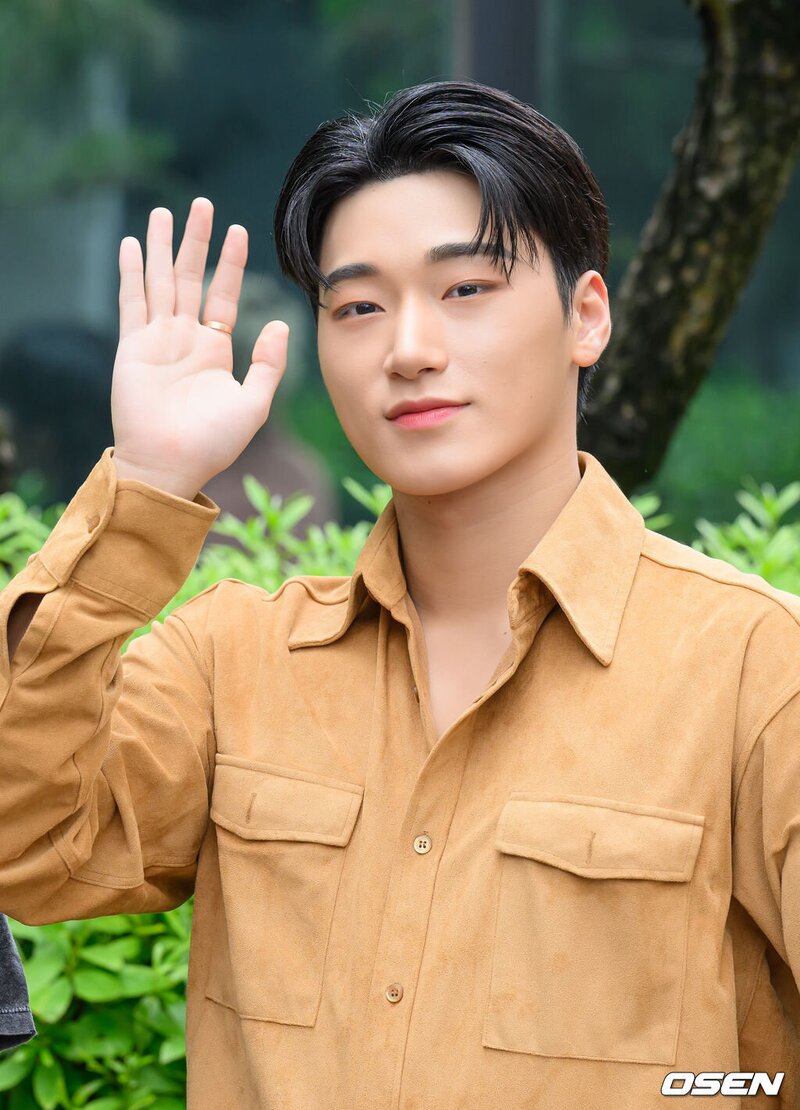 230529 ATEEZ heading to Immortal Songs Recording documents 8