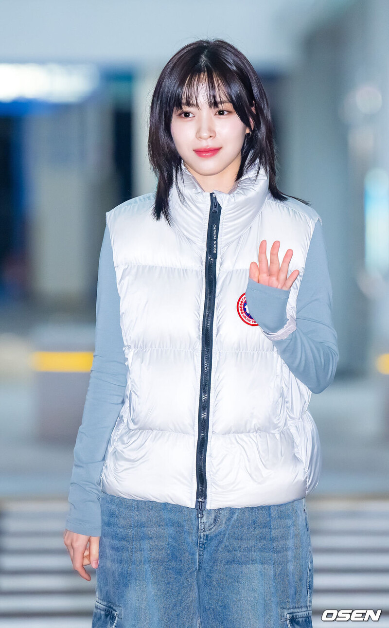 231103 ITZY Ryujin at Incheon International Airport documents 4