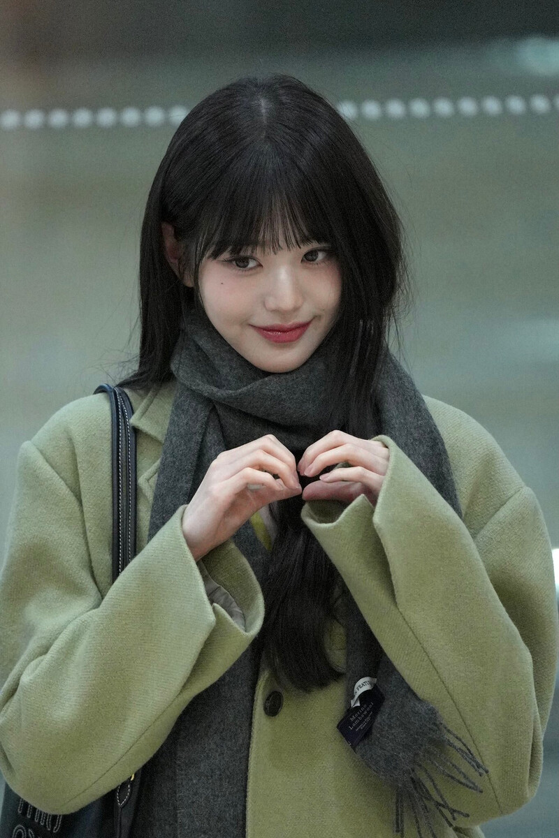 231114 IVE's Wonyoung at Gimpo International Airport (GMP) documents 3