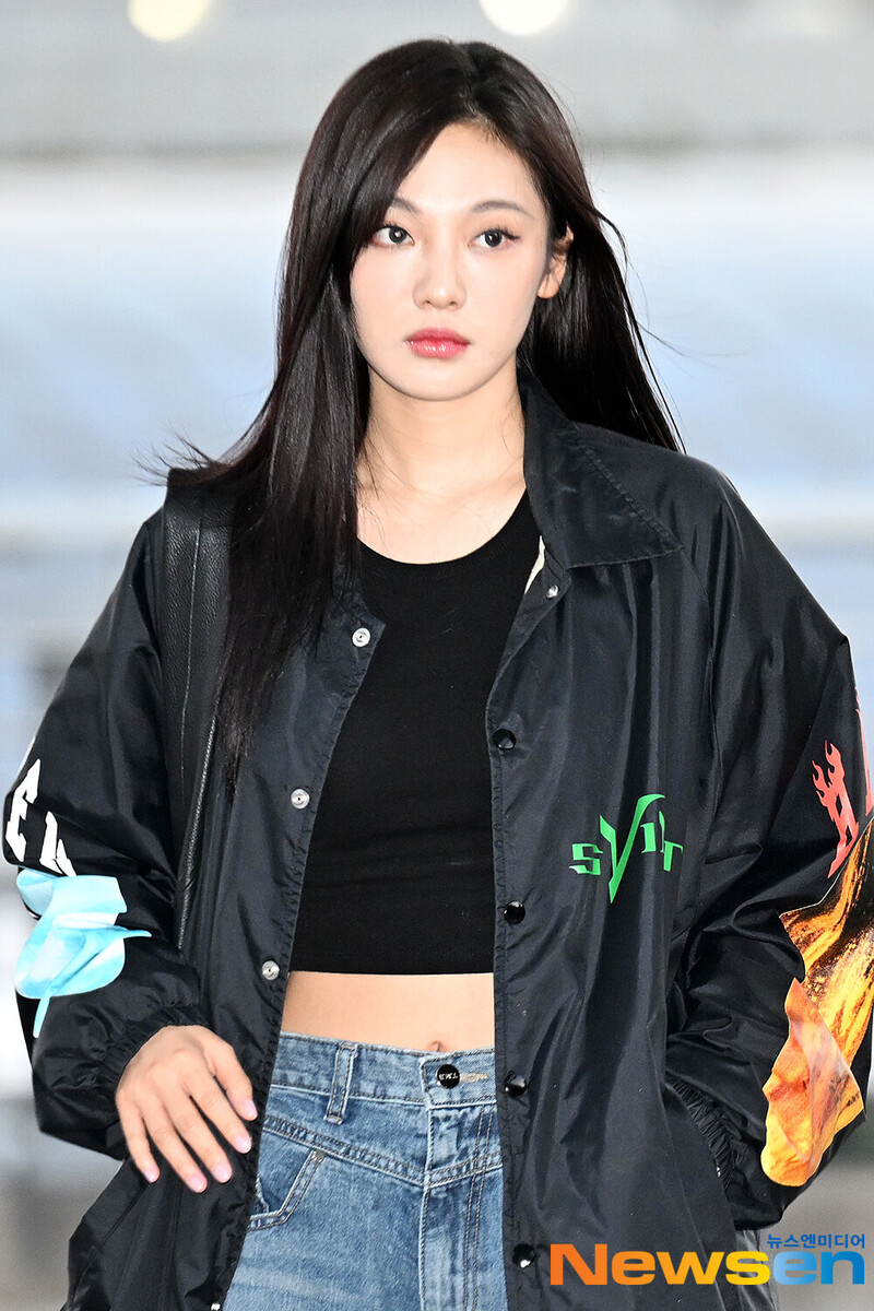 240829 aespa Ningning at Incheon International Airport documents 1