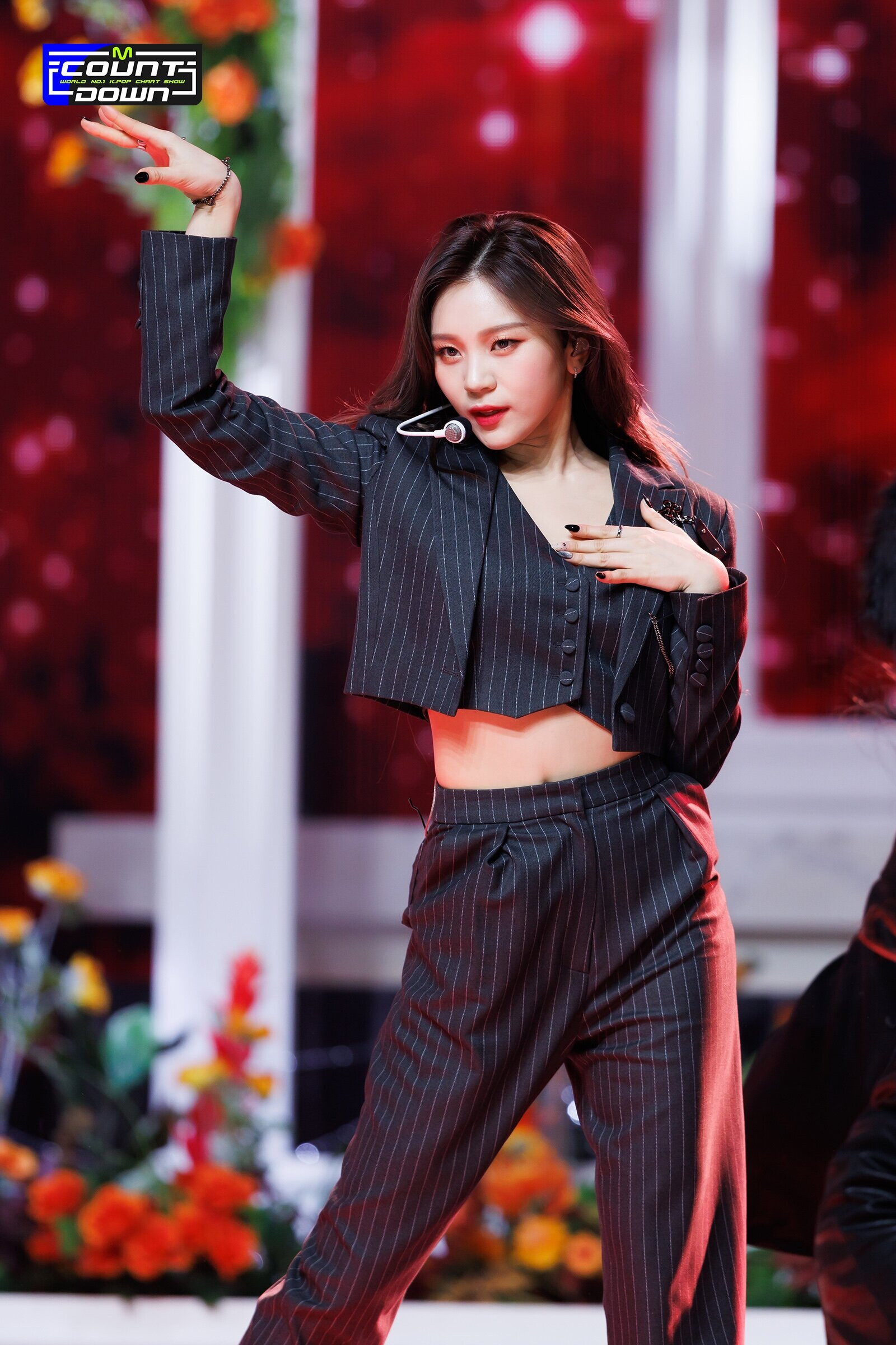 230202 VIVIZ Umji 'PULL UP' at M Countdown | kpopping