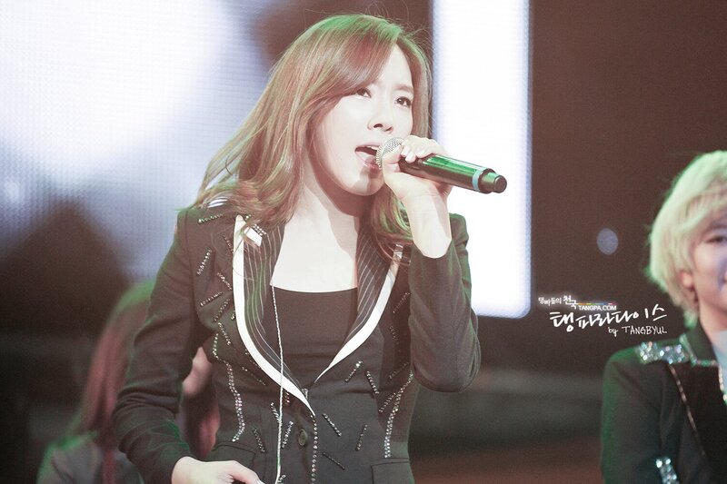 121021 Girls' Generation Taeyeon at GS& Concert documents 21