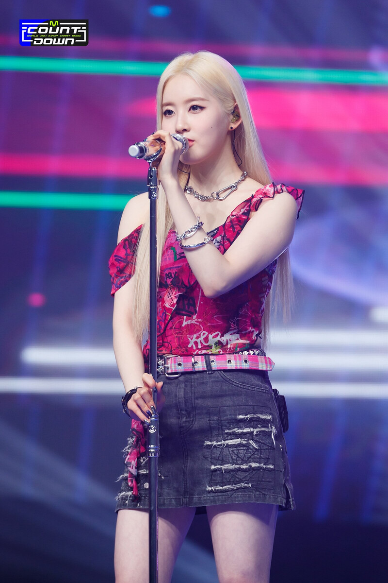 220224 STAYC - 'BUTTERFLY' + 'YOUNG LUV' at M Countdown documents 24