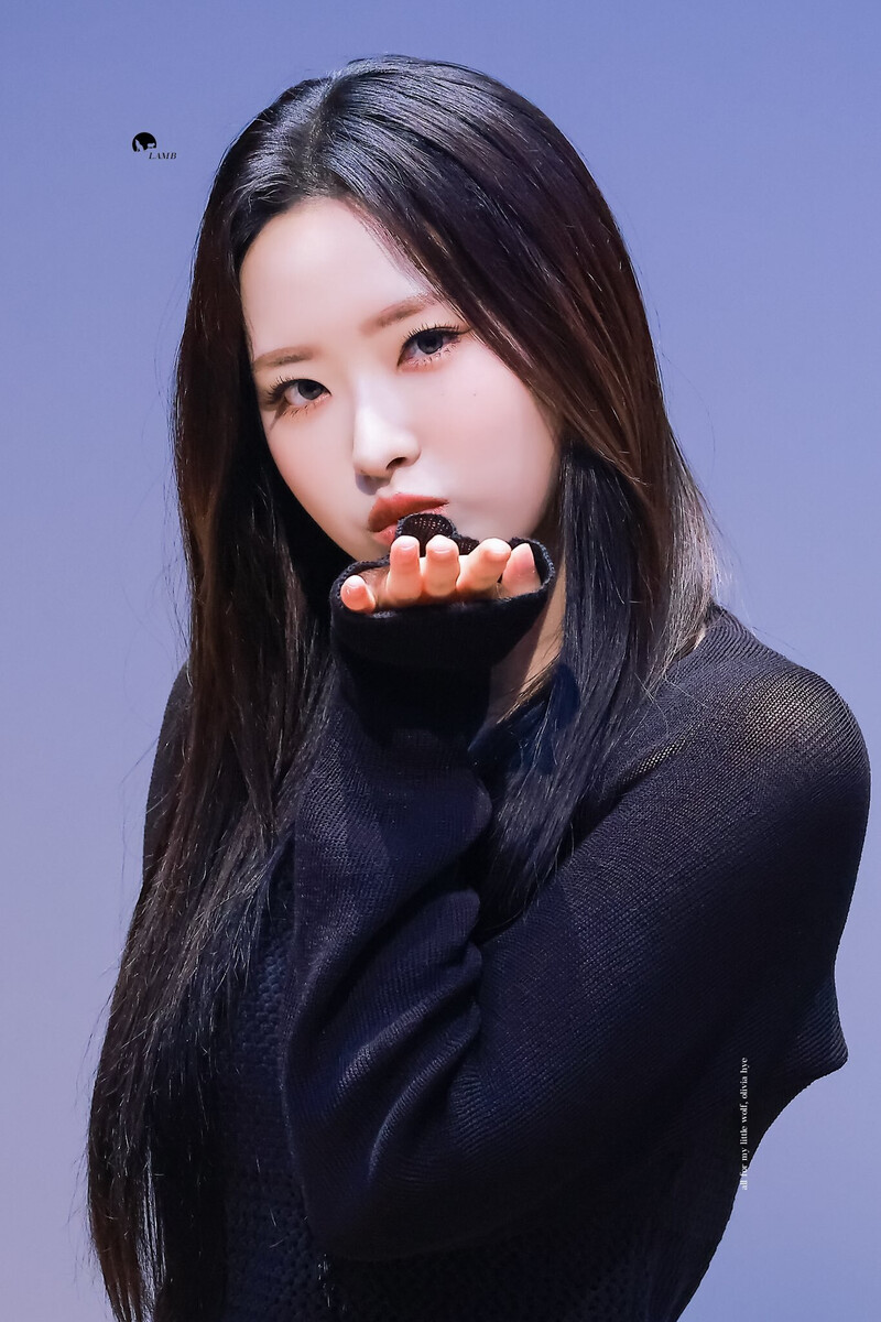 220702 LOONA Olivia Hye documents 3