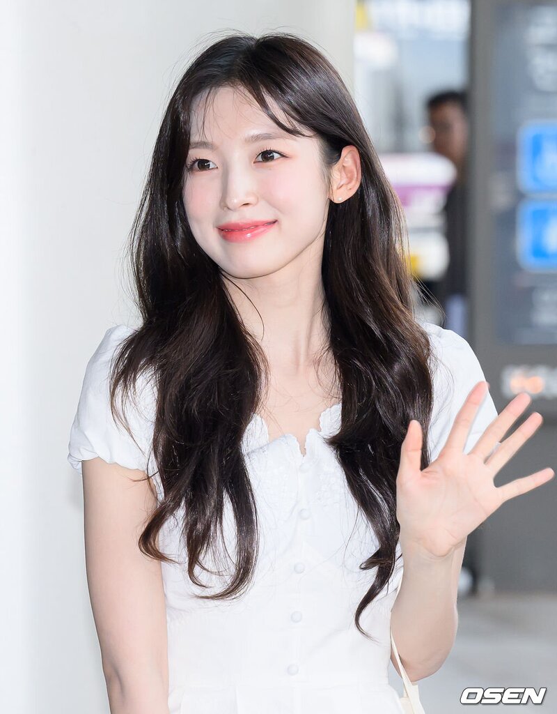 230818 Oh My Girl Arin at Gimpo International Airport documents 7