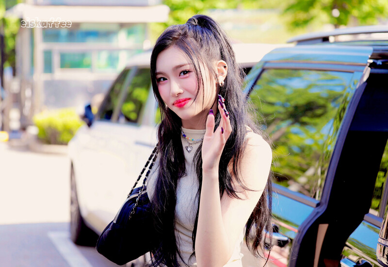 240621 EVERGLOW Aisha - Music Bank Commute documents 2