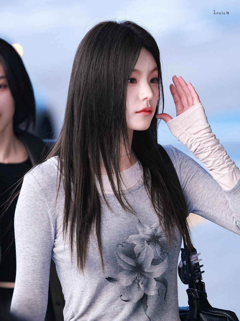 240908 - YEJI at Gimpo International Airport documents 2