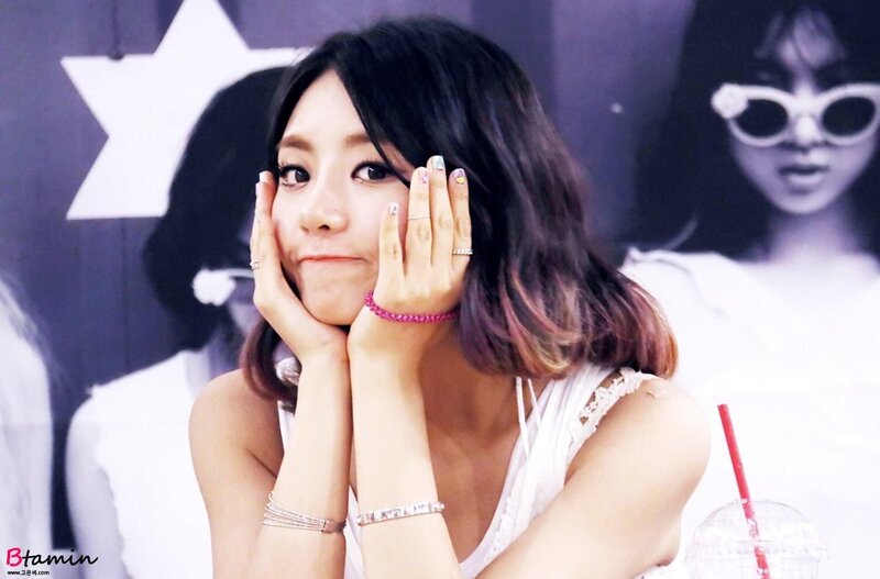 140817 LADIES' CODE EunB at 'KISS KISS' Gimpo Fansign documents 3