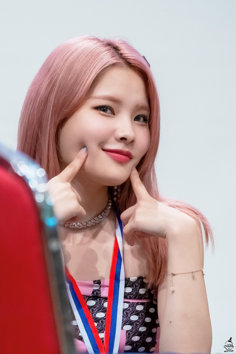 190817 Weki Meki Rina at 'WEEK END LOL' Shim Seok Hall Fansign documents 2