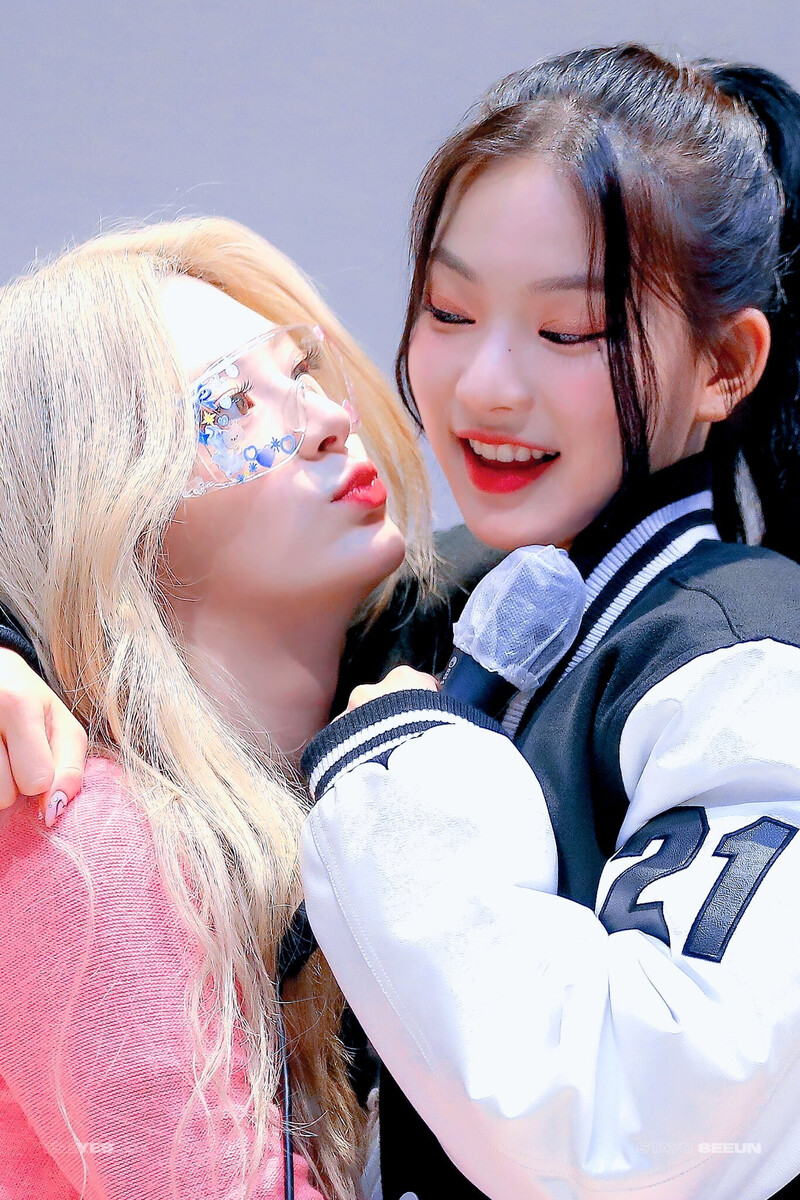 220807 STAYC Isa & Seeun at Apple Music Fansign documents 4