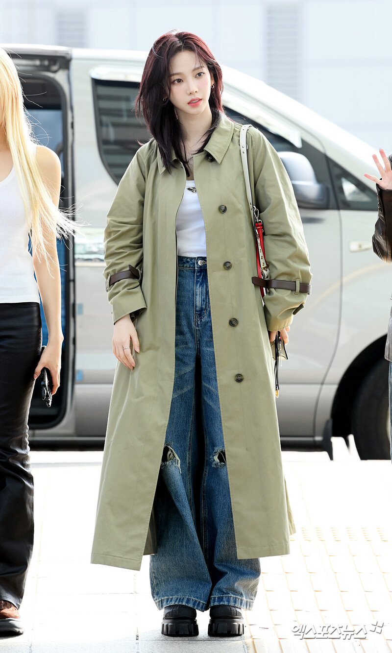 241011 aespa Karina at Incheon International Airport documents 6